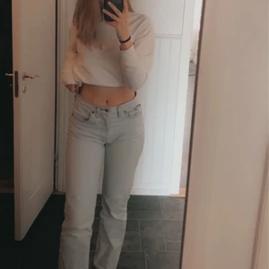 Vintage levis jeans! - Skitsnygga ljusblå levis jeans. Älskar verkligen dessa men har tyvärr blivit försmå. Är nu en 38/40 i byxor och dessa är W28 och L36. Är hellånga för mig som är 172. Köpte på humana för ett år sen och använde de i sommras. Köpte för 350kr Frakt 66kr💕