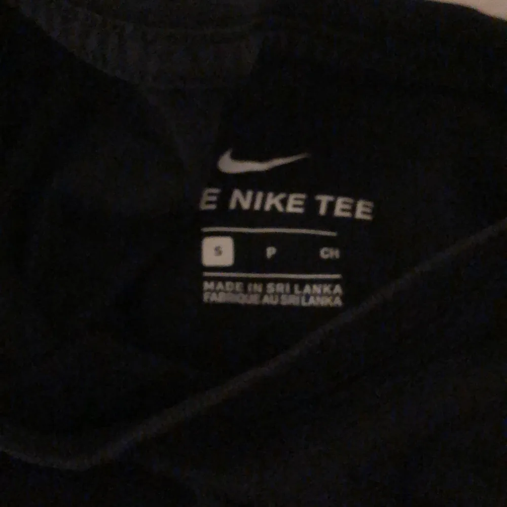 En Bas t-shirt från Nike i strl S. Inköpt våren 2020, använd relativt mycket men i gott skick. Felfri t-shirt!. T-shirts.