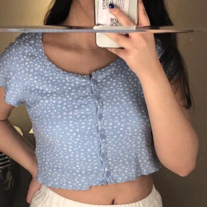 Topp - Söt topp som jag aldrig använt, tänkte ha på mig den en gång så tog då bort prislappen men det blev aldrig av så det är bättre att någon annan får användning för den:) 💕💕 Toppen är från New Yorker men är väldigt lik den från Brandy