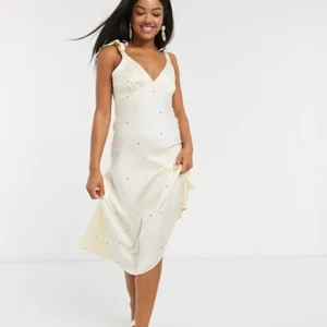 Klänning - Säljer denna superfina klänningen från miss selfridge i storlek 38. Endast använd engång. Säljer pga att jag inte får användning av den. Köpt för ca 650 kr, men säljer för 280 plus frakt.