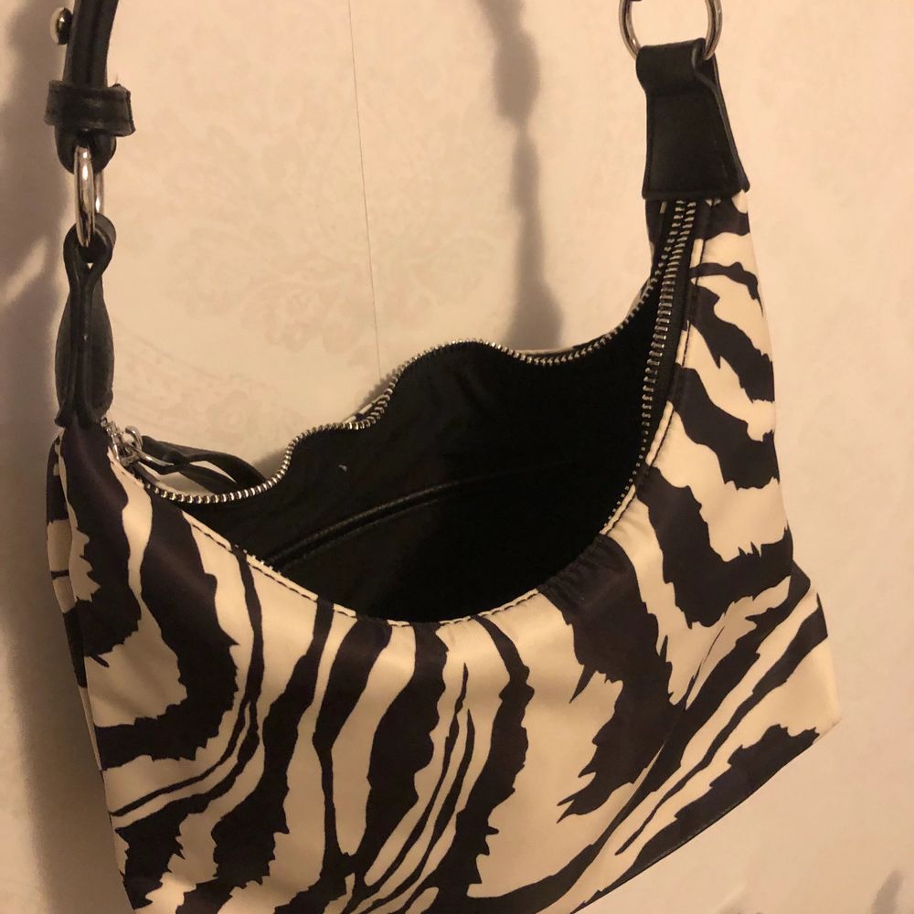 Zebramönstrad väska från don donna som är väldigt rymlig med innerfack. Använd 1-2 gånger därav mycket bra skick men den kommer inte till användning. Nypris 499kr💖💕. Väskor.