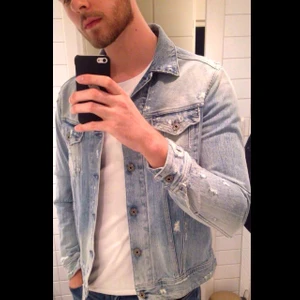 Replay jeansjacka XL Broken Edge - Replay Broken Edge Limited edition knappt använd i storlek XL.                                                           Inköpt för ca 1700 säljes nu för 500✌️