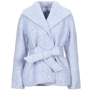 GANNI Jacka  - Super fin ljusblå GANNI jacka i Wool. Passar lika bra på vår/höst som vinter och han bäras utan bandet i midjan också för en mer rak siluett. 