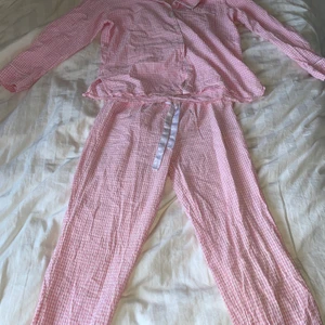 Pyjamas - Säljer min söta pyjamas då den tyvärr blivit förliten🥰