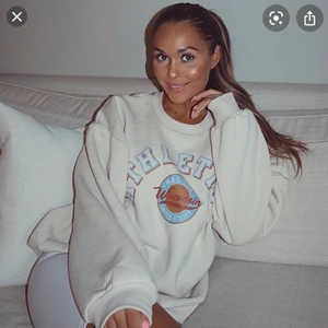 Sweatshirt - Säljer min fina sweatshirt från Gina som är i storlek S. använt ett fåtal gånger och är i bra skick! Säljer för 95kr och Köpare står för frakt 🦋