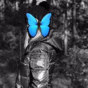 Monclerjacka Vinter från 2019 - Vill se om det finns något intresse för min supersnygga monclerjacka. Inköpt för 7995kr. Har kvar orginalgalge till jackan och skicket är fint. Är varsamt använd och nytvättad på Kemtvätt i Malmö. Skriv till mig om intresse finns. Säljer endast om jag får ett rimligt bud💗❤️✨🤎