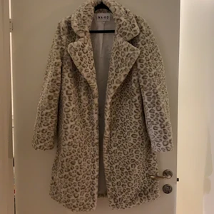 Nakd fake päls kappa str xxs - Nästan helt oanvänd, skulle säga att storleken är som S 