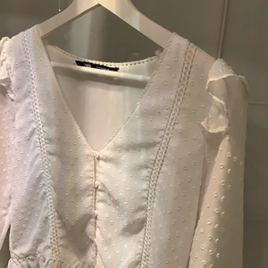 Blus Zara - Vit blus från Zara. Bra skick (använd fåtal gånger). Storlek S (passar Xs bättre). Frakt tillkommer