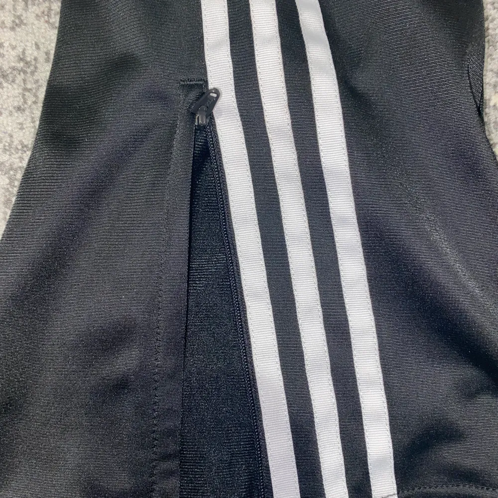 Säljer ett par adidas byxor från Zalando. Ordinariepris 499kr i stl 38. Den har dragkedja nere vid benen och är vida av sig. De är helt nya har använt de 2 gånger och sedan har de legat i garderoben. . Jeans & Byxor.