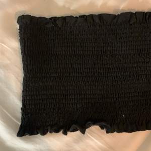 En svart bandou topp från Bikbok, knappt använd! I storlek ”onezise” men passar mig som vanligtvis har S i tröjor. Den är stretchig! Köparen står för frakt