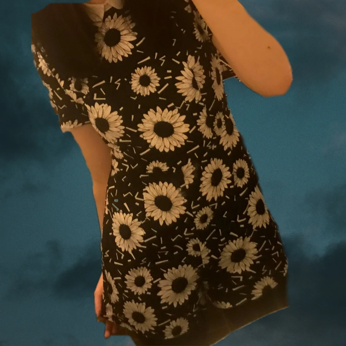 Svart jumpsuit / romper med vita solrosor