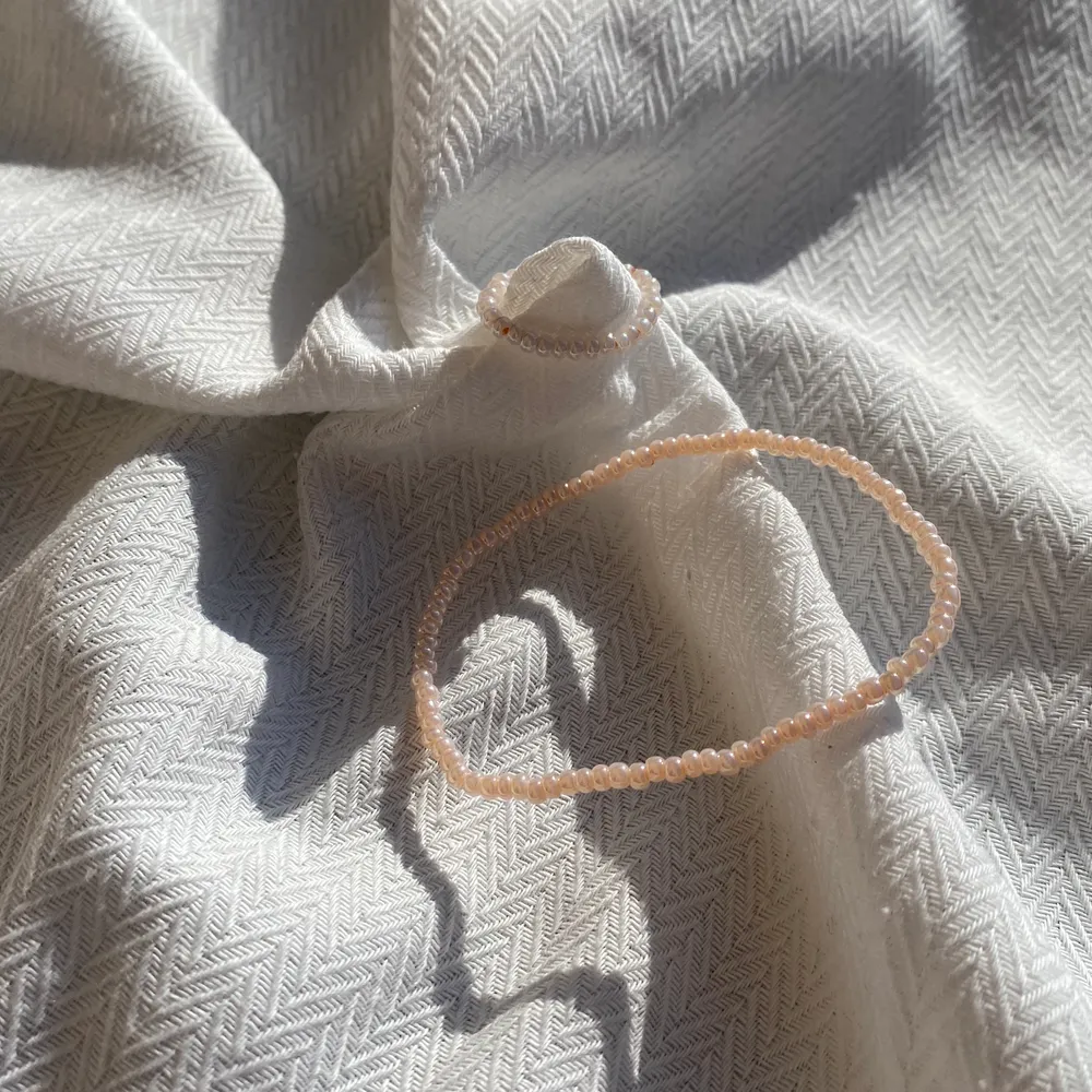 Egengjorda armband med tillhörande ring🤍 görs på beställnig så finns i alla storlekar och färger 🌸 Jag gör även halsband med tillhörande ring för 29 kr✨. Accessoarer.