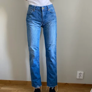 Straight jeans - Ett par skitsnygga straight jeans köpta på second hand för 170kr. Märket är Hope och storleken är 29 i midjan🌞 säljer för att dom är för stora i midjan på mig då jag har strl27🥺