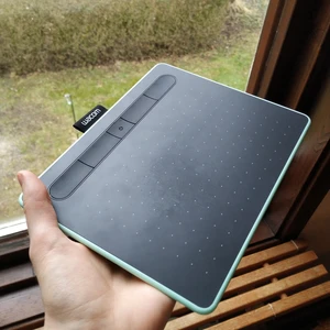 Wacom Intuos Bluetooth Small, ritplatta - Ritplatta inköpt 20/11 2020, mycket sparsamt använd och fungerar utmärkt. De spår av användning som finns kan ses på första bilden (sånt som uppkommer direkt på en ritplatta). I pennan finns alla extrastiften kvar oanvända. Mycket smidig pga liten och trådlös. Sladden medföljer såklart. Nypris är 990kr. Hör av dig för frågor eller mer bilder!