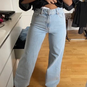 Zara jeans  - Säljer dessa zara jeans oanvända i strl 36 men passar nog 38 med då den har stretch. I modellen Wide Leg.