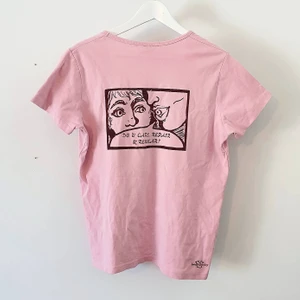 Screentryckt t-shirt (rygg)💕 - Påsken och våren börjar närma sig, vilket betyder pastellfärger i centrum! Här är en pastellrosa t-shirt med trycket "Do u care, repair and rewear?" på ryggen 💕