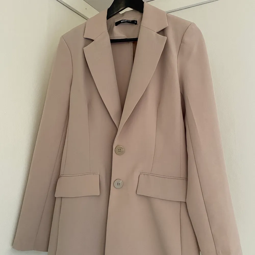 Säljer denna superfina blazer! Köpt för 599kr på Gina Tricot men säljer för 199kr. Endast använd ett fåtal gånger och ser ut som ny. Storlek 34 men passar även större och mindre beroende på hur man vill att den ska sitta 🤍. Övrigt.