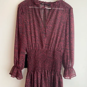 Zara klänning - Säljer denna jätte fina zara klänning som är slutsåld, endast använd 1 gång!💗