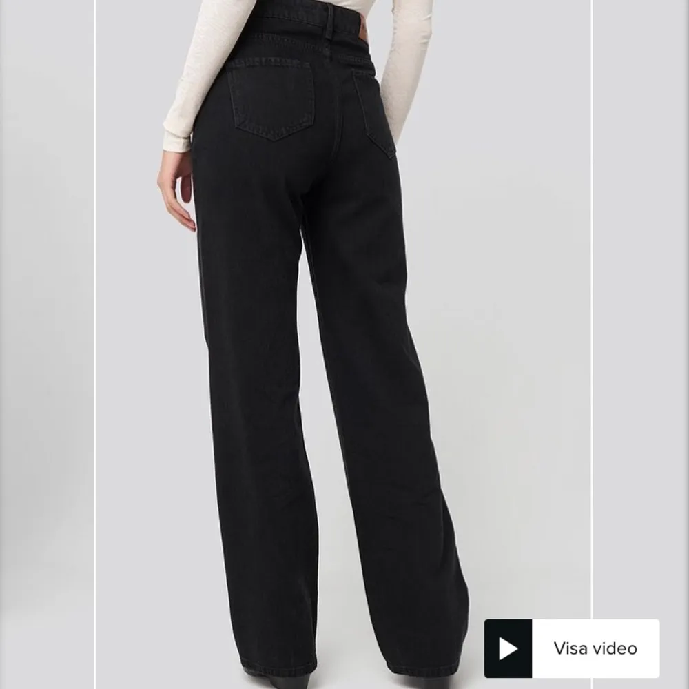 Svarta jeans från nakd som var för stora för mig (jag är 158 cm) storlek 38 och köpta av en tjej på plick. Ser ut som nya💕vill bara bli av med dom så kom med bud! . Jeans & Byxor.