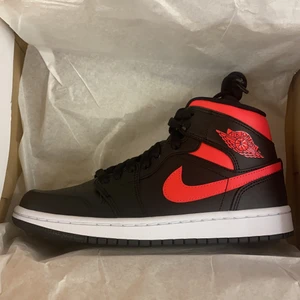 Air jordans 1 mids siren red - Säljer mina helt nya endast prövad air jordans 1 i färgen black/siren red köpta direkt från Nike 