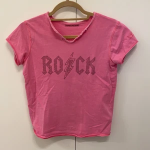 Zadig voltaire - Intressekoll på denna snygga t shirt från zadig som är i mycket bra skick då jag har två likadana. Köparen står för frakten. Superfin nu till sommaren i storlek 14 som är typ en XS/S. 