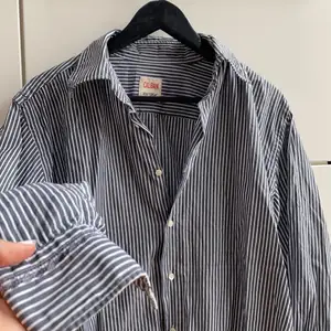Herrskjorta som jag köpt för att använda som en mysig oversized skjorta😍 Mörkblå ränder.