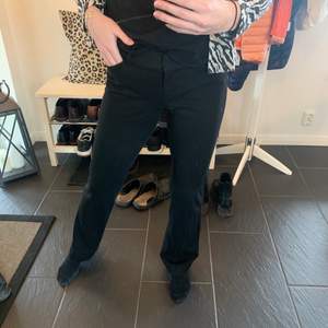 Skitsnygga raka svarta kostymbyxor, köpta i USA. Jag är 1,75 lång och dom passar perfekt. Frakt tillkommer.