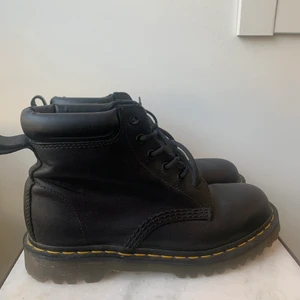 Dr Martens ✨ - Docs kängor som är använda 5-6 gånger. I bra använt skick. Svinsnygga men passar tyvärr inte längre pga större fötter. Hämtas i Telefonplan eller kan fraktas mot porto 