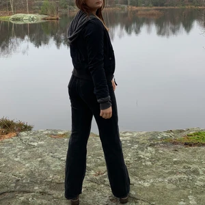 Snygg hoodie- jacka - Denna jacka är från hollister och är en blandning mellan en hoodie och en jacka. Rätt varm och stor huva. Är använd ett fåtal gånger. Nyåpriset är 500kr, säljer den då jag inte längre använder den. 