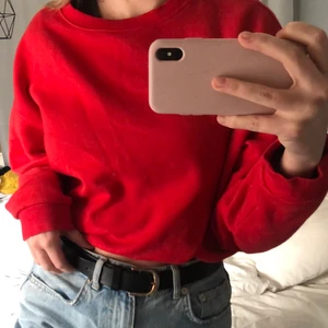 Röd sweatshirt - Sweatshirt köpt på h&m för ca 3 år sen. En väldigt fin färg med fin passform. Passar till alla jeans och går att klä upp/ner lätt. Säljer pga brist på användning. Frakt: 60 kr
