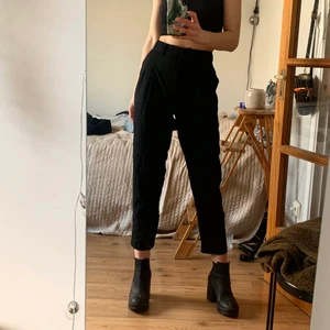Svarta kostymbyxor - Ett par riktigt sköna kostymbyxor som tyvärr används för lite, från Monki i storlek S (36). 100:- med frakt inkluderat!🎉