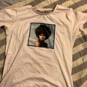 Limitato t-shirt  - Säljer denna fina t-shortsen från limitato i storlek M, bra skick✨Skicka på meddelande vid intresse och vid fler frågor😊