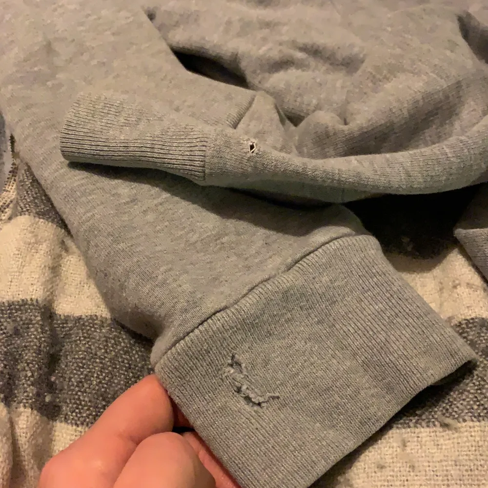 Hjälper nu min kille att sälja hans gamla kläder som inte längre kommer till användning😊Först ut är denna dondup hoodien, den är i bra skick förutom de mindre hålen på slutet av ärmarna på sista bilden✨. Hoodies.
