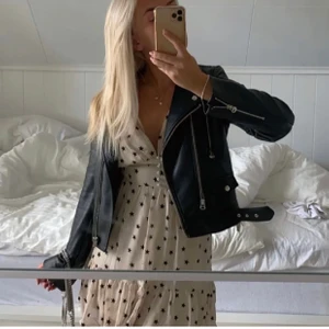 Skinnjacka  - Säljer denna skinnjacka från Zara, skitsnygg till våren och passar i princip till allt💞⭐️🤞🏽🤞🏽🤞🏽