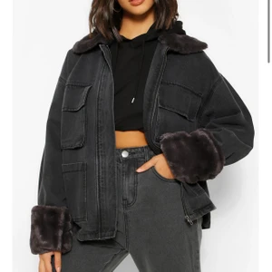 Jacka  - Intressekoll! Denna snygga jacka från boohoo med päls på armarna. Storlek 38. Helt oanvänd med lappar kvar. Nypris 540 kr. Buda! 