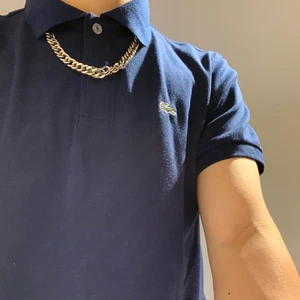 Classic Lacoste Polo Navy Blue  - Jag säljer Lacoste Polo eftersom Lacoste är inte längre min still (fait en français). Den är helt klassisk och tröjan är i form och har ingen fläck. Storlek 5/L 