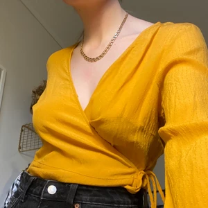Gul blus - Gul omlott blus i storlek 42. Sitter lite fint oversized på mig som normalt har 36-38. Lite osäker på om jag vill sälja så kom gärna med bud. Bara att skriva för fler bilder