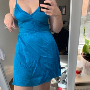 Klänning - Säljer den eftertraktade klänningen från zara. Storlek L men sitter bra på mig som är S/M i vanliga fall. Jag är 173/4