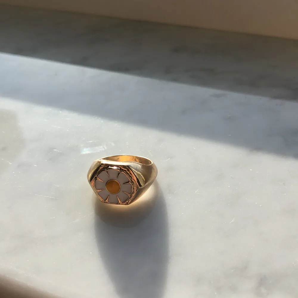 Super fin guldig ring med blomma på, endast använd fåtal gånger💞. Accessoarer.