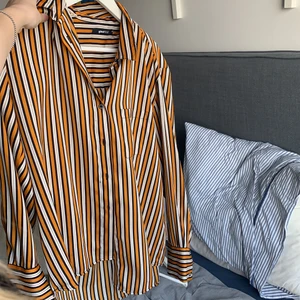 Blus/skjorta  - Inte använt, inte så elastisk vid axlarna