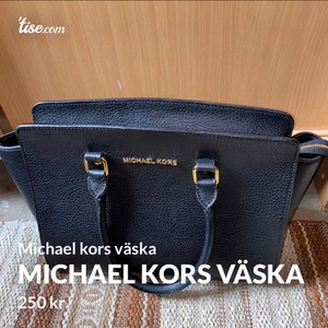 Michael kors väska  - Säljer en Michael kors väska använd och lite sliten men inget man tänker på! Säljer för 250kr eller buda! Buda eller köp direkt för 250kr! Kan tänka mig att gå ner i pris! Köparen står för frakten! 
