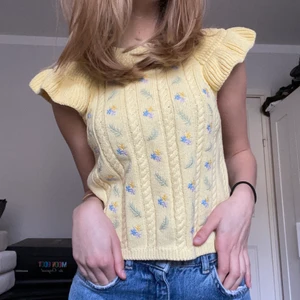 Topp - Jätte söt och fin gul topp från zara. Använd få tal gånger och i fint skick! Bud på 260+frakt eller köp direkt för 350 ink frakt!❤️ OBS! Om det inte står såld finns den fortfarande kvar!🙂