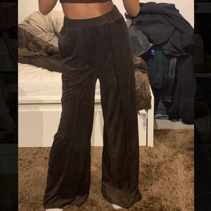 Bruna byxor 🤎 - Supersköna bruna loungebyxor i manchester mönster 🤎