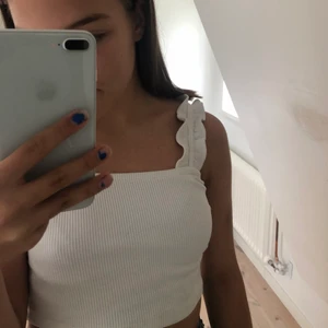 Vitt linne - Vitt linne/topp från zara med refflor. Säljes pga att den inte används längre.