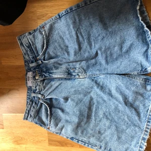 Bermuda shorts från bershka - Ett pr ljusblå bermuda shorts ifrån bershka i storlek 36