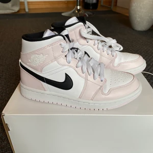 Air jordan 1 mid  - US 6/36.5/23 cm. Tecken på användning är undersulan och lite crease. Köpte av Nike för 1349kr. 