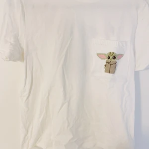 Baby Yoda T-shirt! - Sötaste t-shirten som tyvärr var för liten för min smak så den är aldrig använd. Det är en L men är lite liten i storleken. Köparen står för frakt eller mötas upp i Malmö ❤️‍🔥