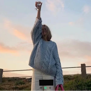 Blå stickad tröja  - (Lånade bilder) skriv för egna bilder☺️köparen står för frakt🥰strl xs men sitter väldigt oversized 