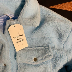 Vårjacka - Väldigt comfy och i nyskick!!🤩 Andra bilden är lånad🌟 Säljer de för 150kr och ursprungspriset ligger på 39€ från websidan cozygangclothing.com!!💕💕 frakt tillkommer✨