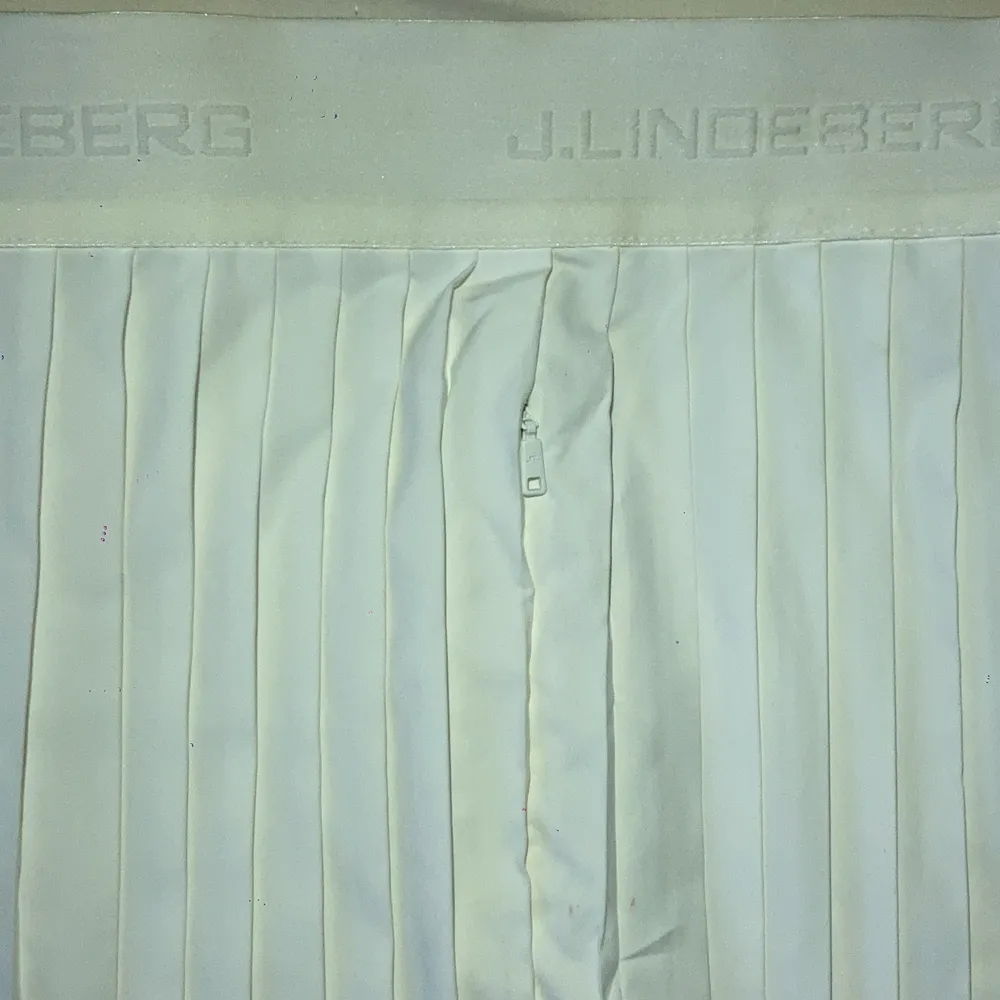 Jättefin J Lindeberg kjol i storlek L men skulle passa någon med M. Perfekt till tennis och golf:)). Kjolar.